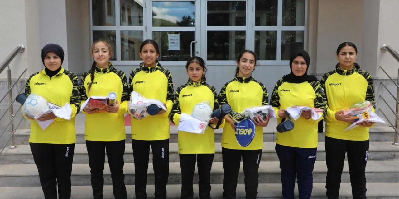 Sivas'ta spor başarısı gösteren okullara ödül verildi