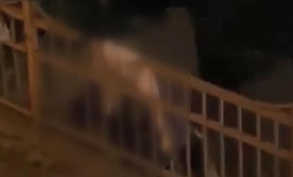 Demir korkuluklara kabloyla asılı erkek cesedi bulundu