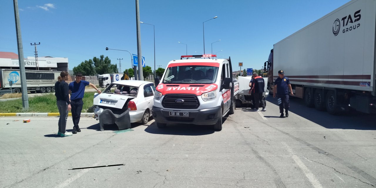 Sivas'ta iki otomobil çarpıştı: 2 yaralı