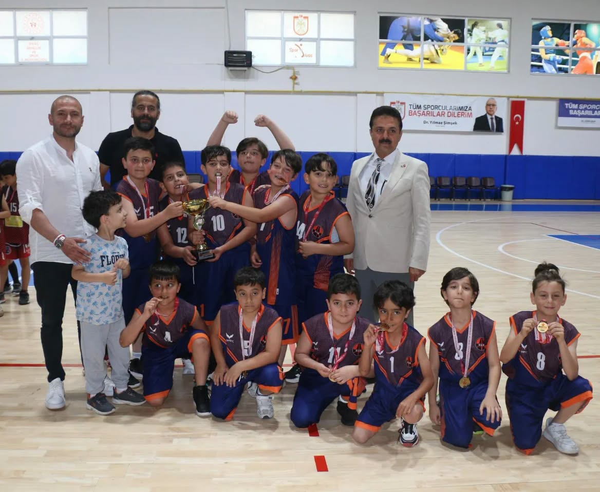Sivas’ta miniklerin şampiyonluk sevinci