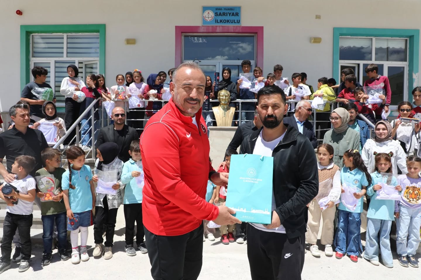 Sivas’ta sporcu yetiştiren okullara destek