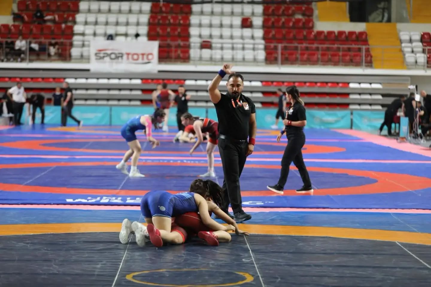 Sivas’ta Türkiye’nin güreş yıldızları mindere çıktı