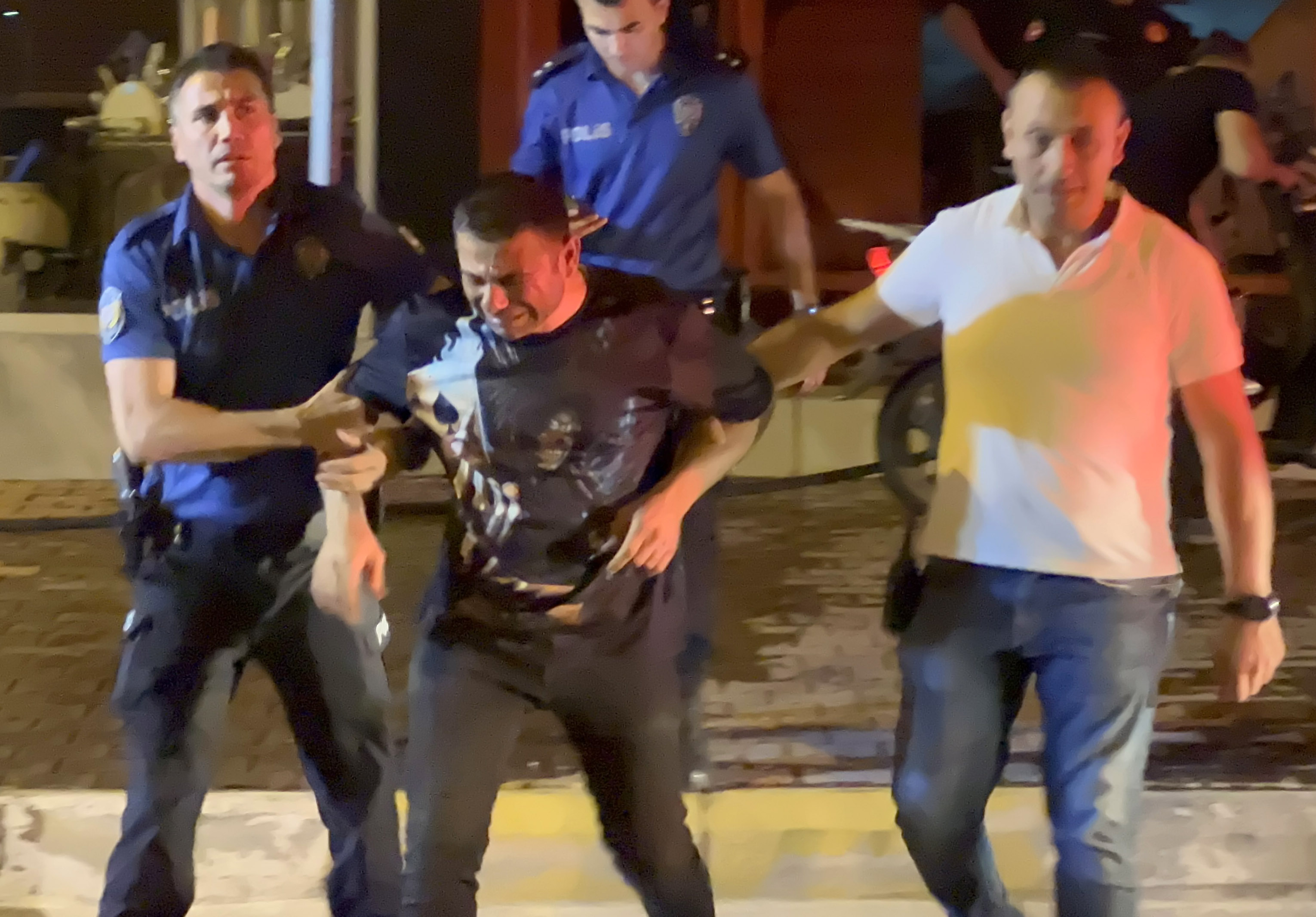 İş yerini yanarken görünce gözyaşlarını tutamadı