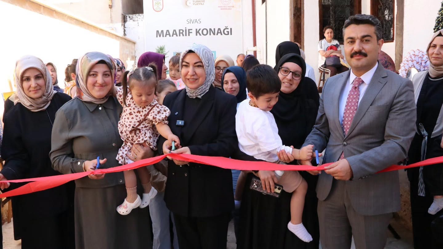 Rukiye Genç Toy Maarif Konağı sergisine katıldı