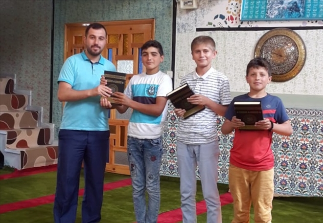 ÖĞRENCİLERE KUR´AN-I KERİM DAĞITILDI