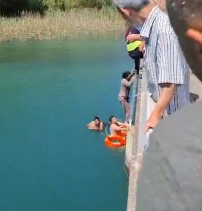 Köprüden göle düşen kadın kurtarıldı