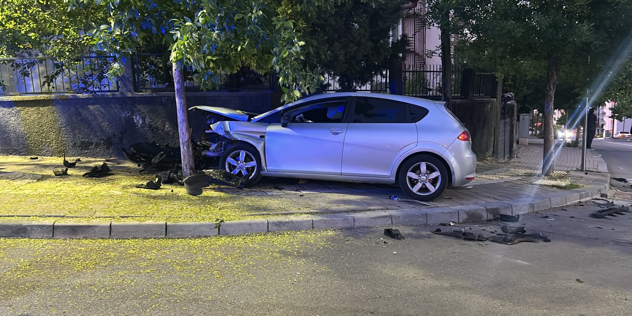 Sivas'ta kavşakta otomobiller çarpıştı: 3 yaralı