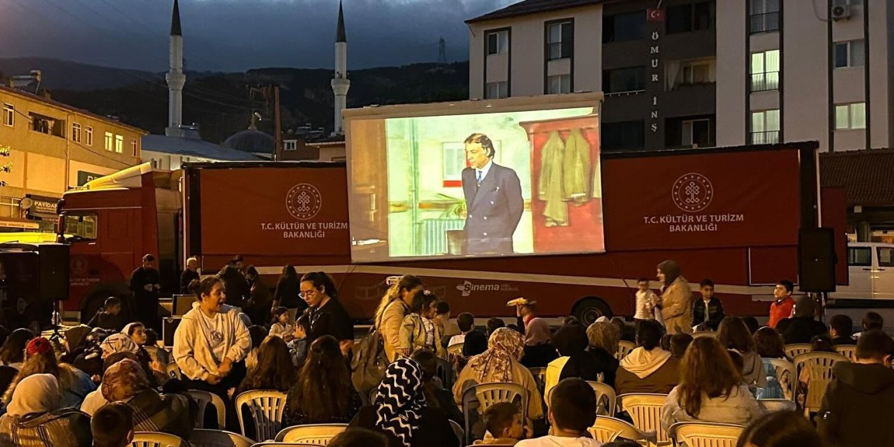 Sivas'ta açık havada sinema keyfi