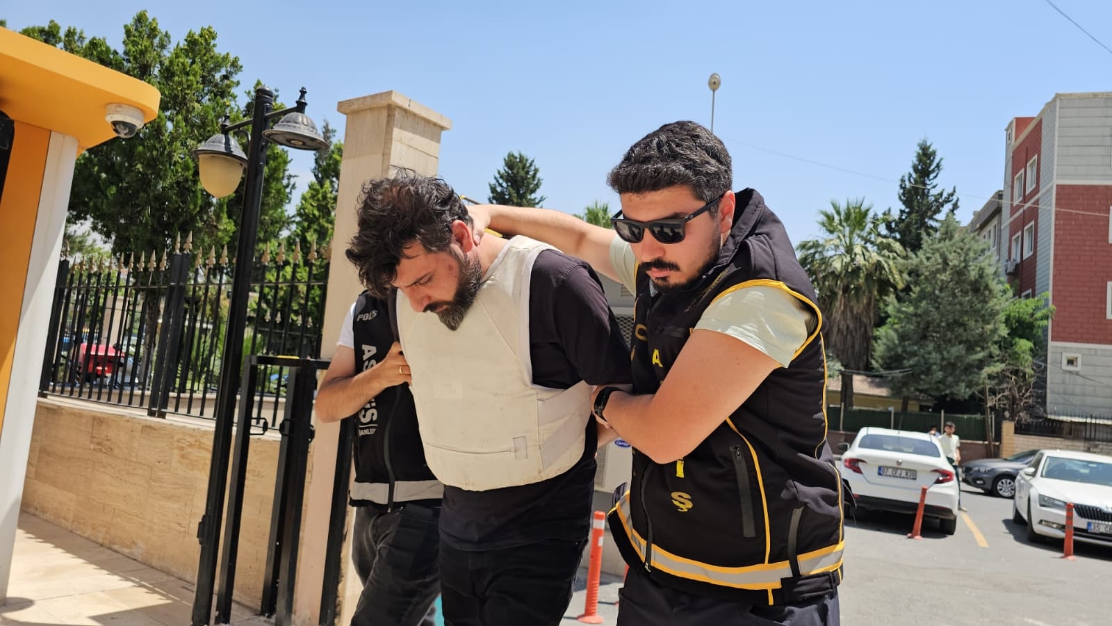 Eşini boğup intihar süsü vermiş