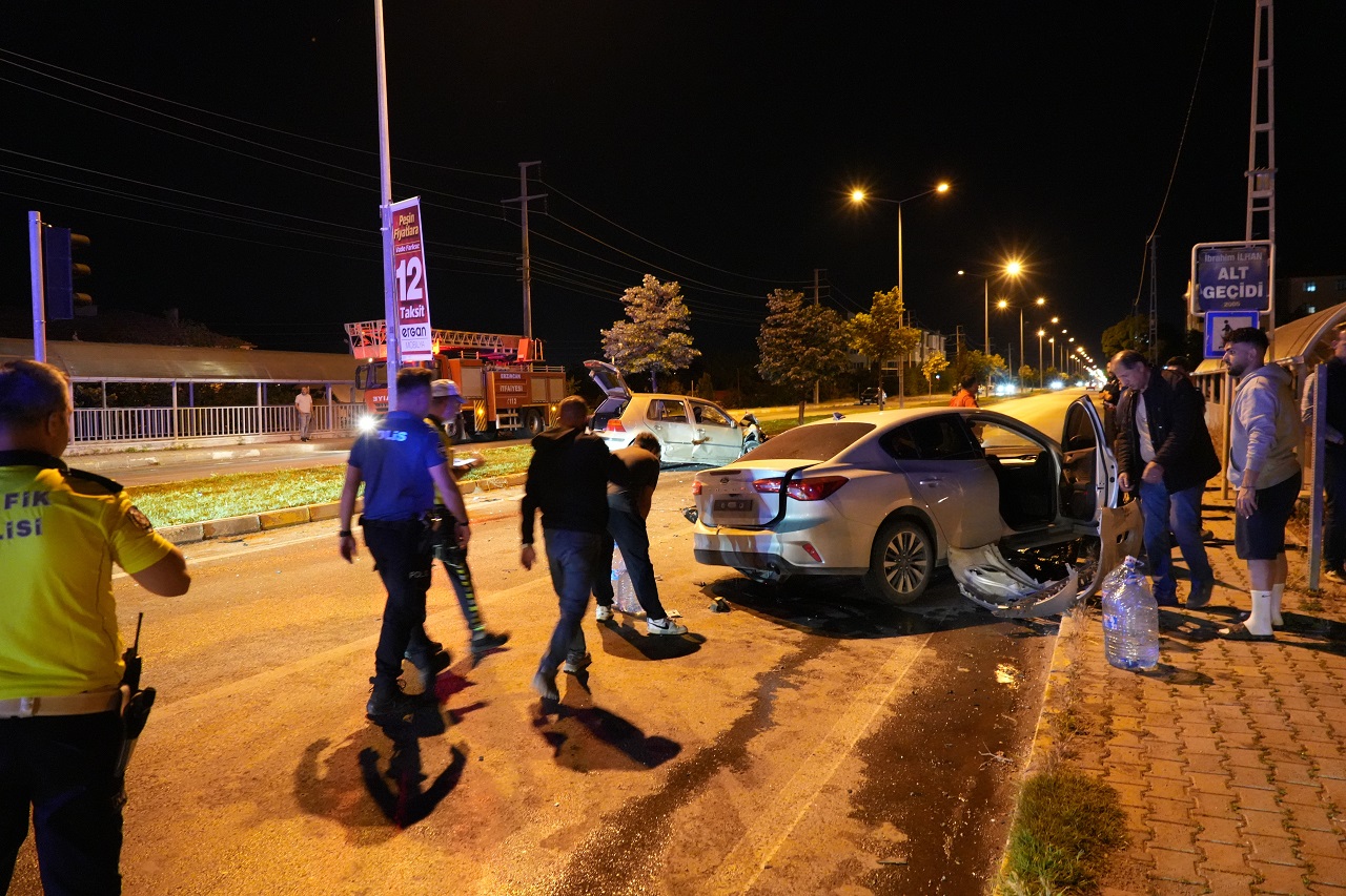 Sivas yolunda araçlar hurdaya döndü: 5 yaralı