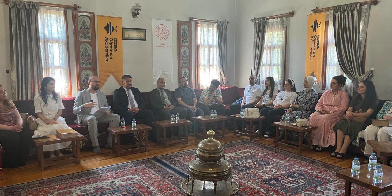 Sivas'ta Öğretmen Akademisi'nde türküler anlatıldı