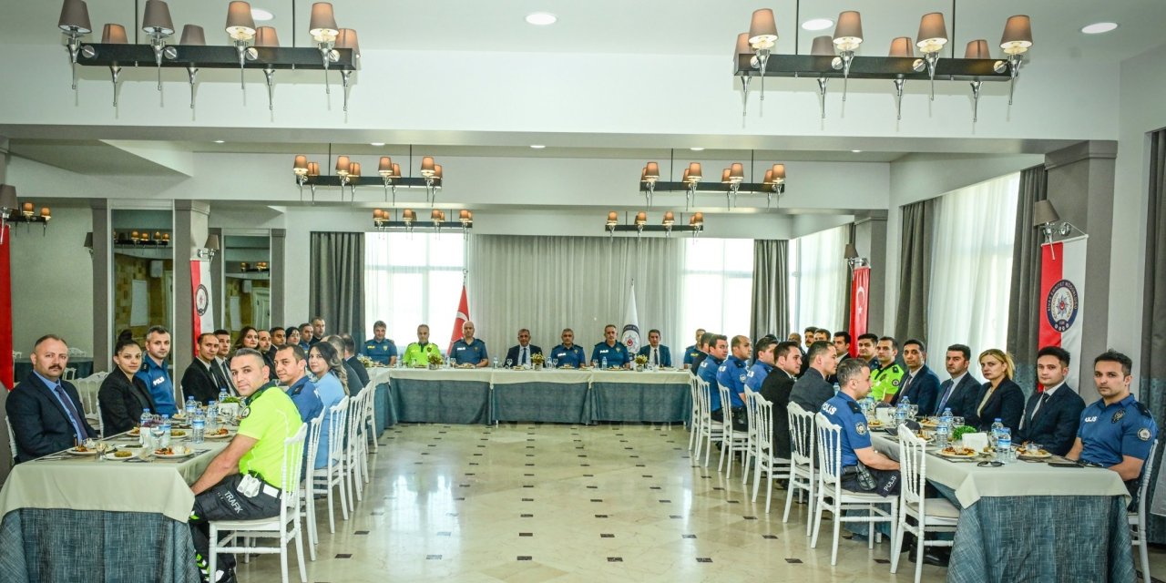 Sivas'ta terfi eden polislere yeni rütbeleri takıldı