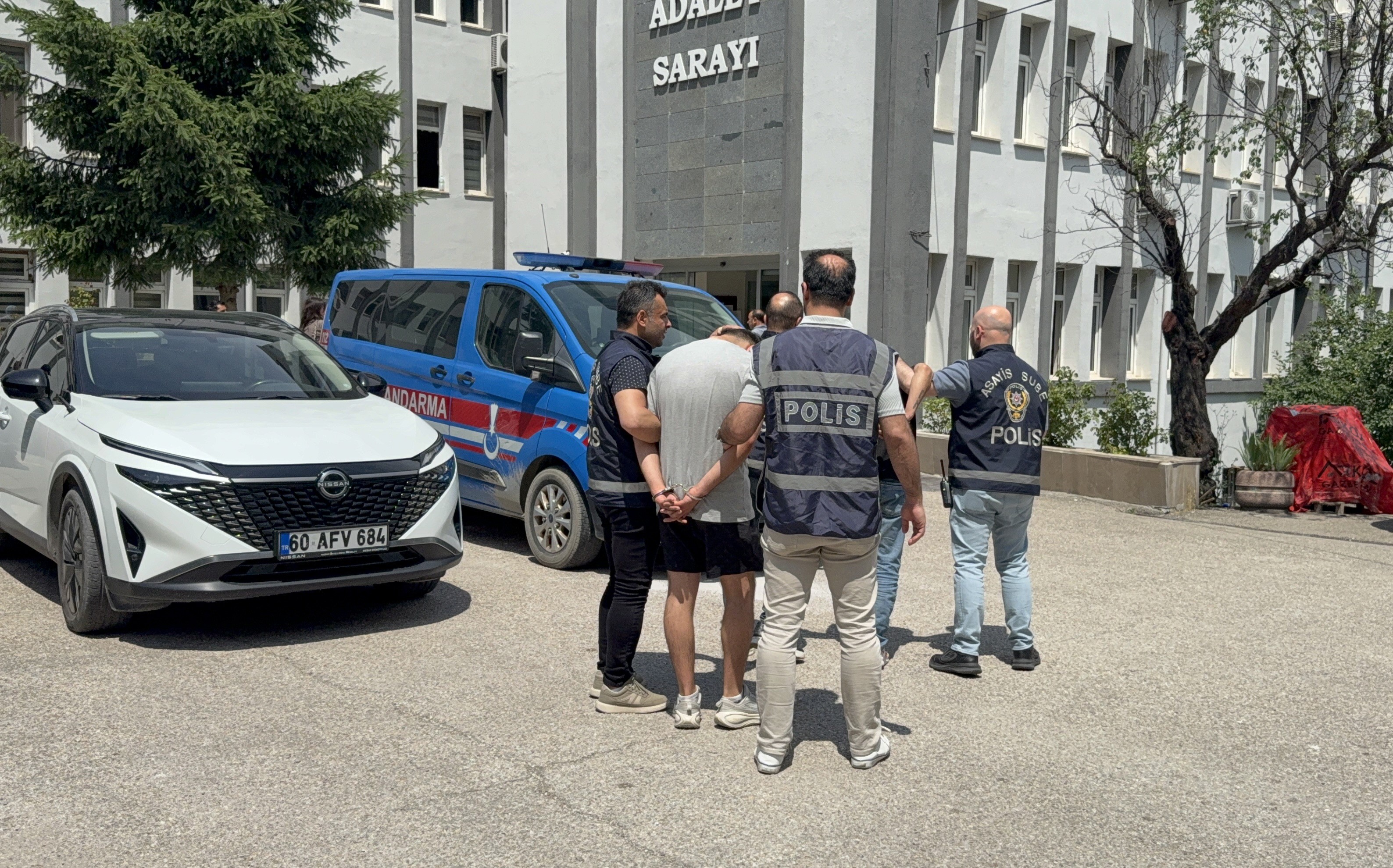 MİT yalanıyla altın ve para aldılar, Sivas'ta yakalandılar