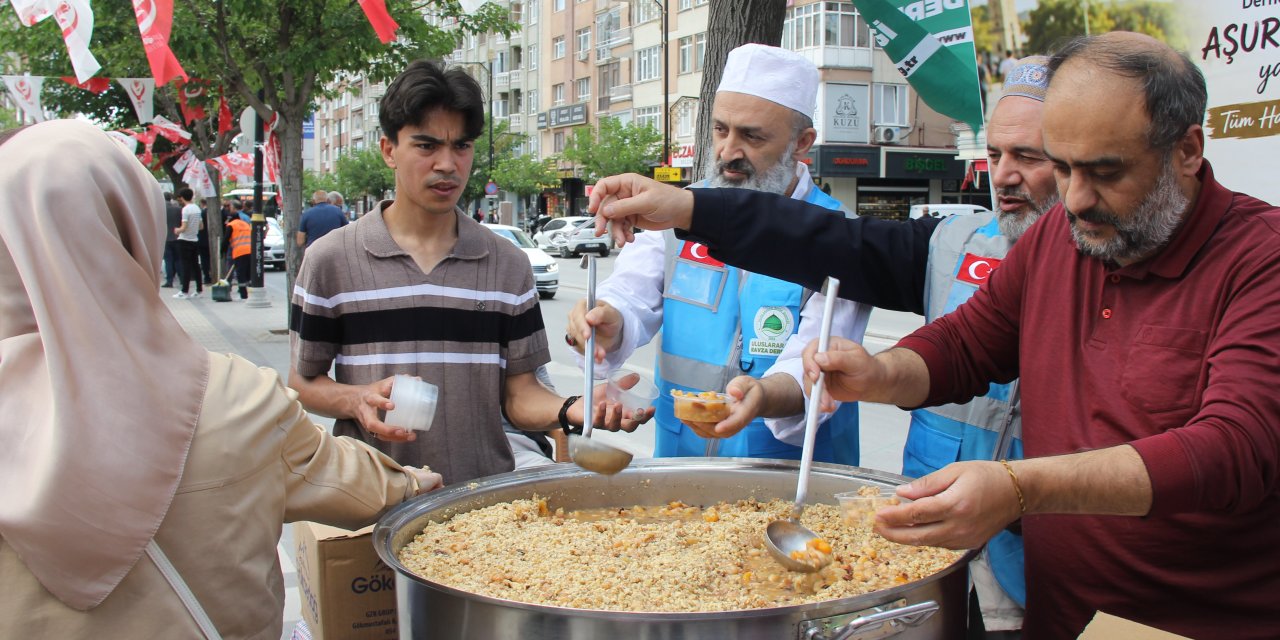 Sivas'ta vatandaşlara aşure dağıtıldı
