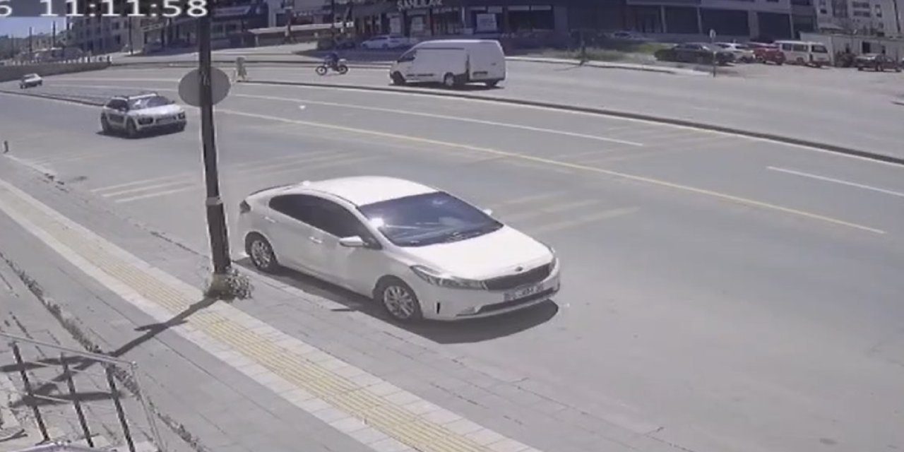 Sivas'ta feci kaza güvenlik kamerasında: Elektrikli bisiklet sürücüsü ağır yaralı