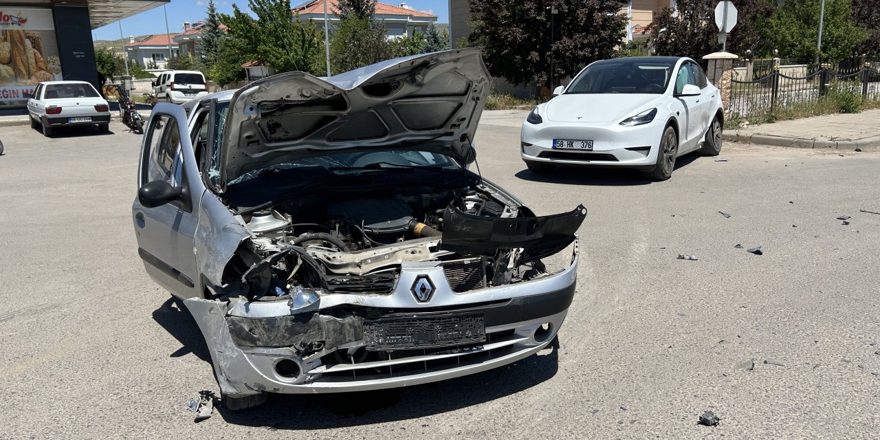 Sivas'ta iki otomobil çarpıştı: 2 yaralı
