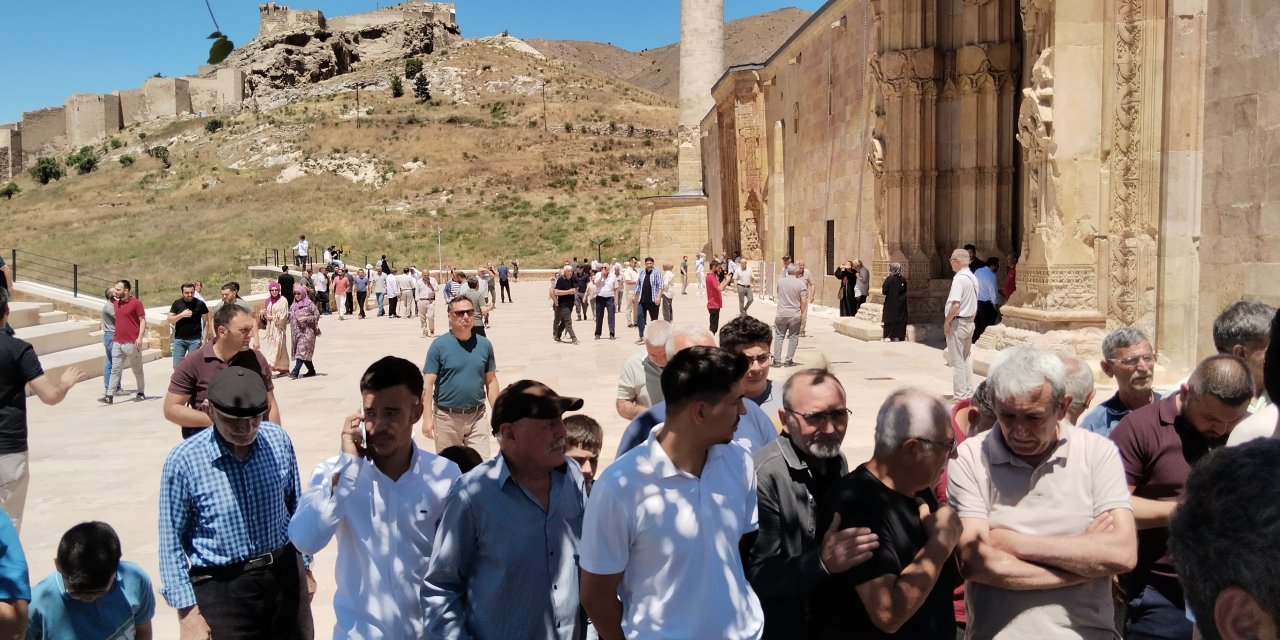 Anadolu’nun El Hamrası’nda aşure dağıtıldı
