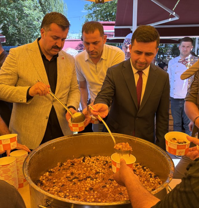 Suşehri'nde Aşure Bereketi Paylaşıldı