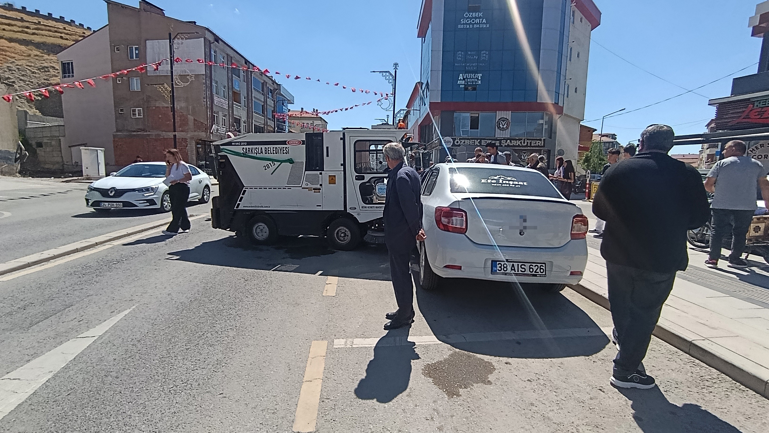 Şarkışla'da 4 Araç Birbirine Girdi: 1 Yaralı