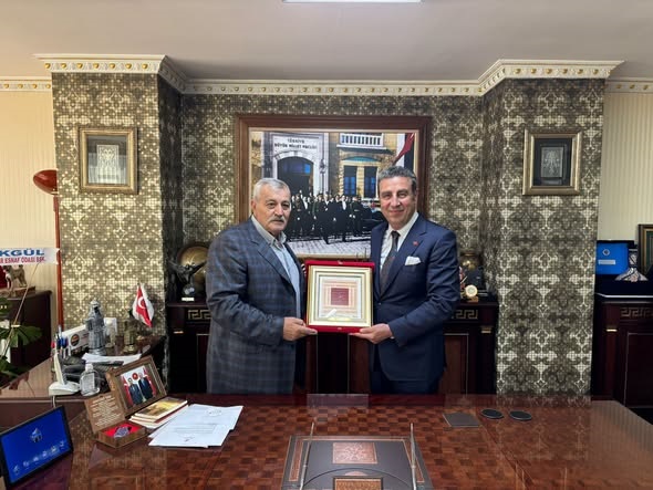 Sivas'ta 48 yıllık esnafa plaket