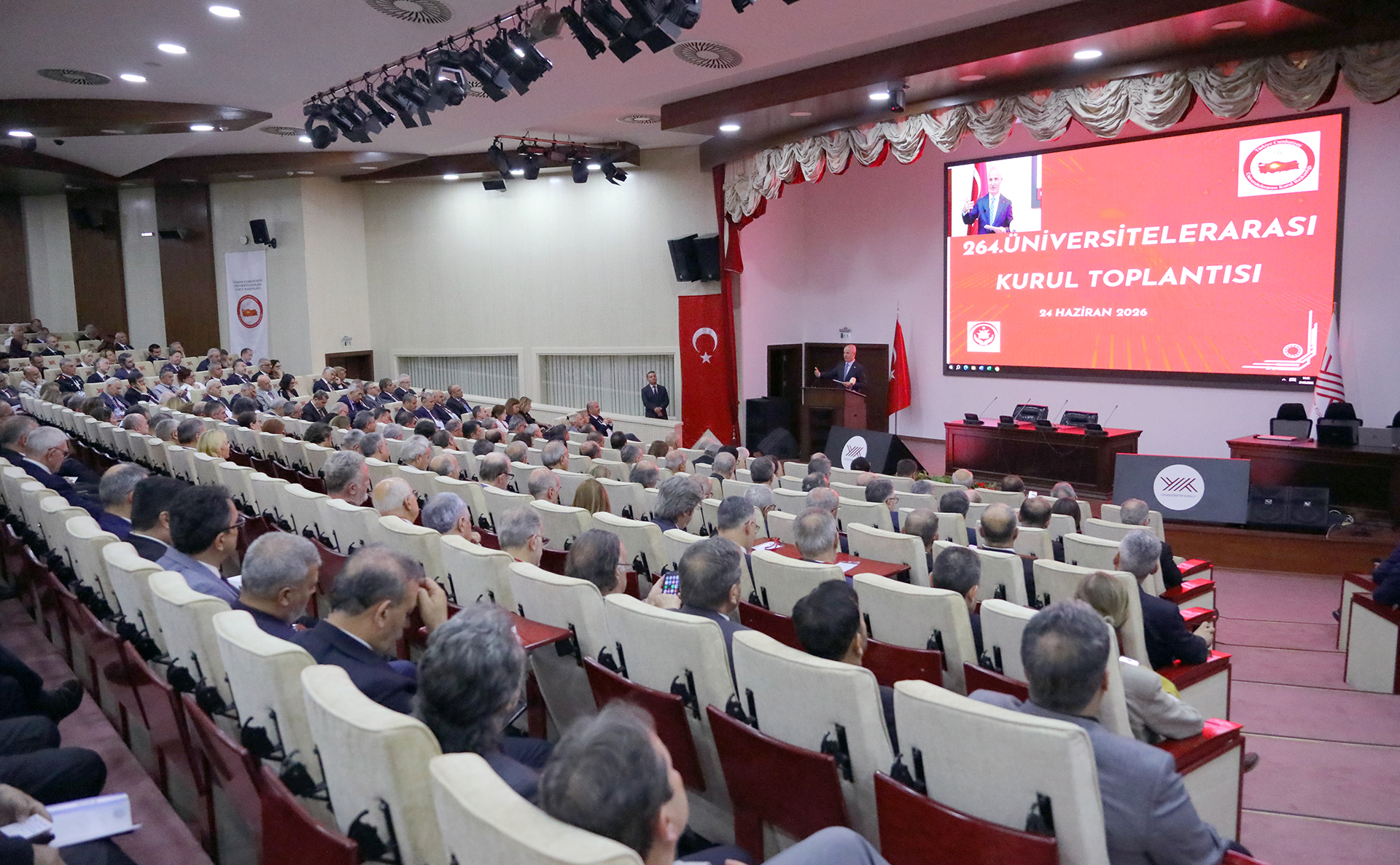 SBTÜ yönetimi yükseköğretim zirvesine katıldı