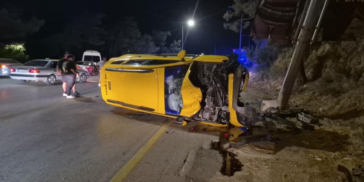 Taksi ile motosiklet çarpıştı: 2 ölü