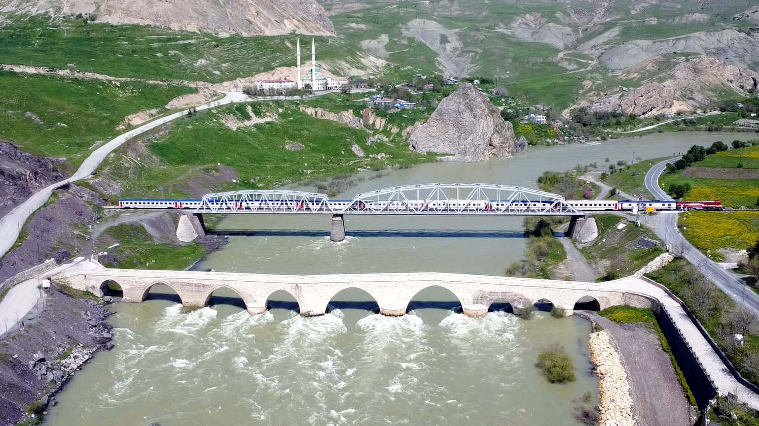 Van Gölü Ekspresi Sivas’tan geçerek eşsiz manzaralar sunuyor