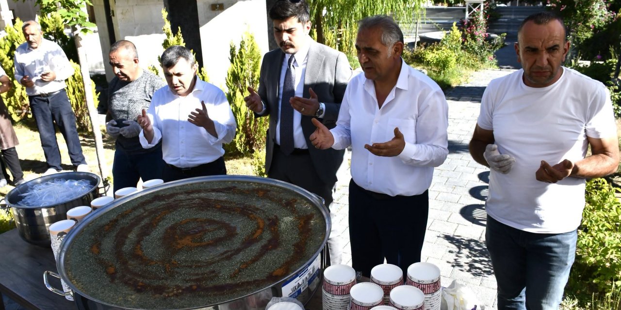 Sivas'ta 3 bin kişilik aşure dağıtıldı