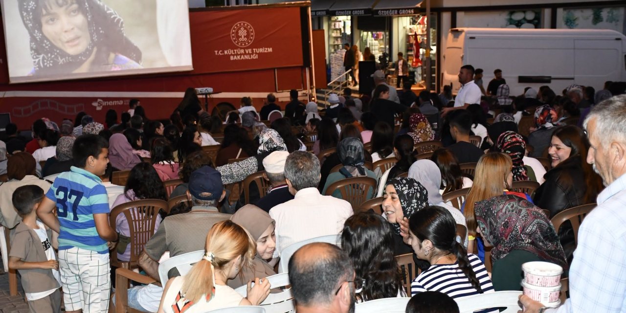 Sivas'ta açık havada sinema keyfi yaşandı