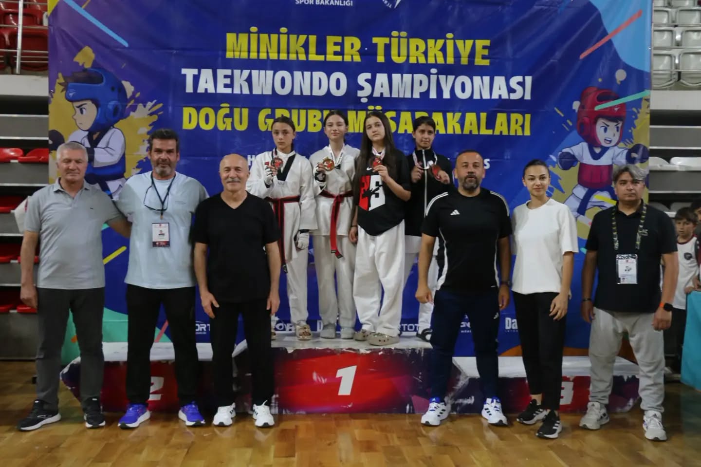 Sivaslı minik tekvandocular kürsüden inmedi