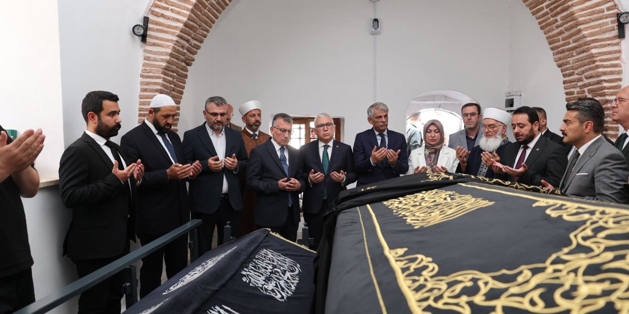 Sivas’ta Şems-i Sivasî’nin sandukasına yeni puşîde serildi