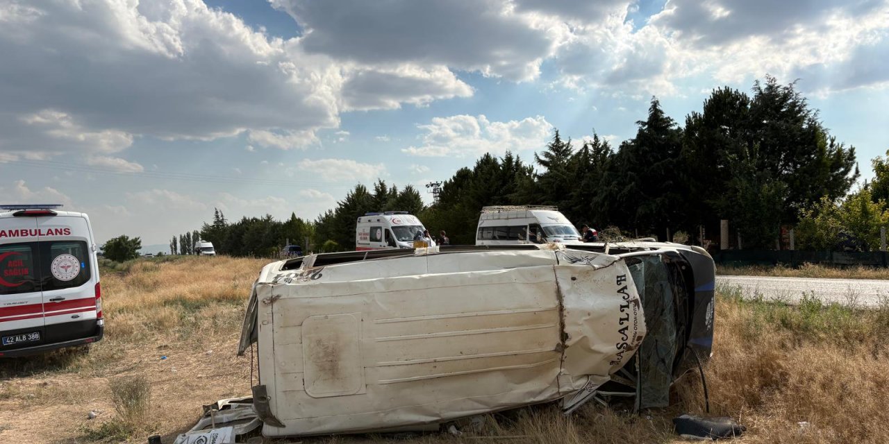 Minibüs kontrolden çıkıp devrildi: 17 yaralı