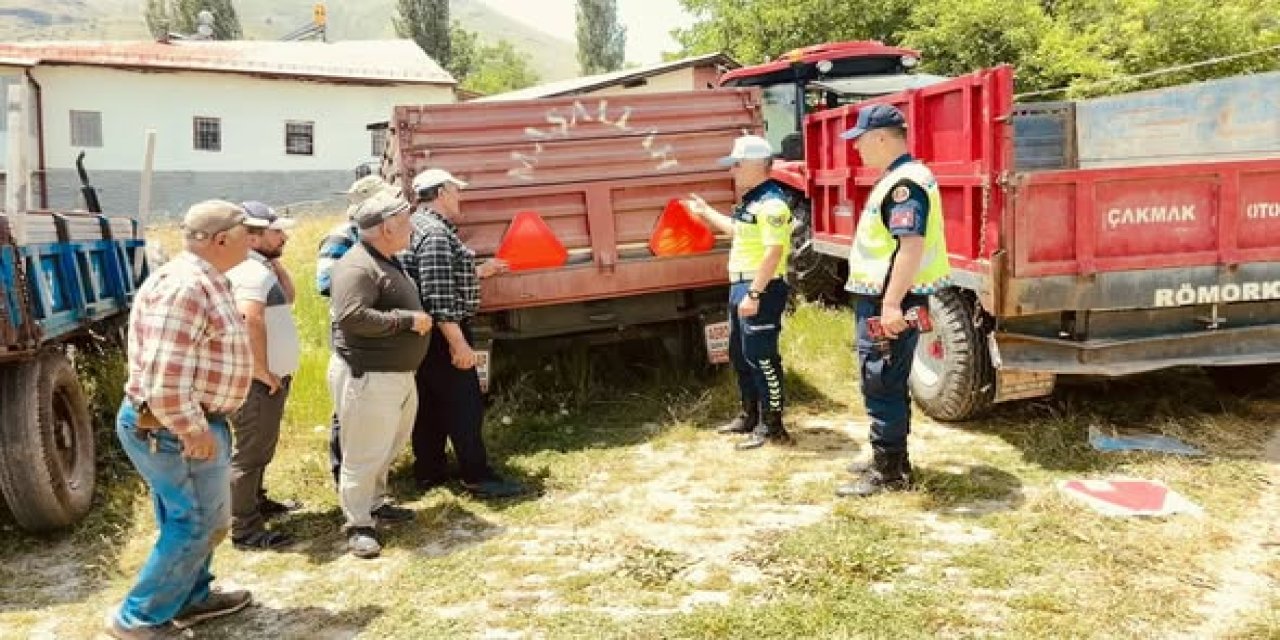 Sivas’ta traktör sürücülerine reflektör uyarısı yapıldı