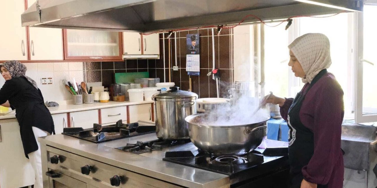 Şarkışla Öğretmenevi 46 bin öğün yemek hazırladı