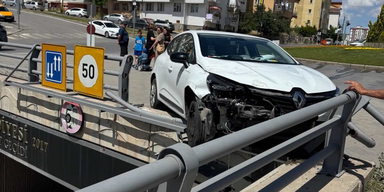 Sivas'ta faciadan dönüldü, alt geçide düşmekten son anda kurtuldu