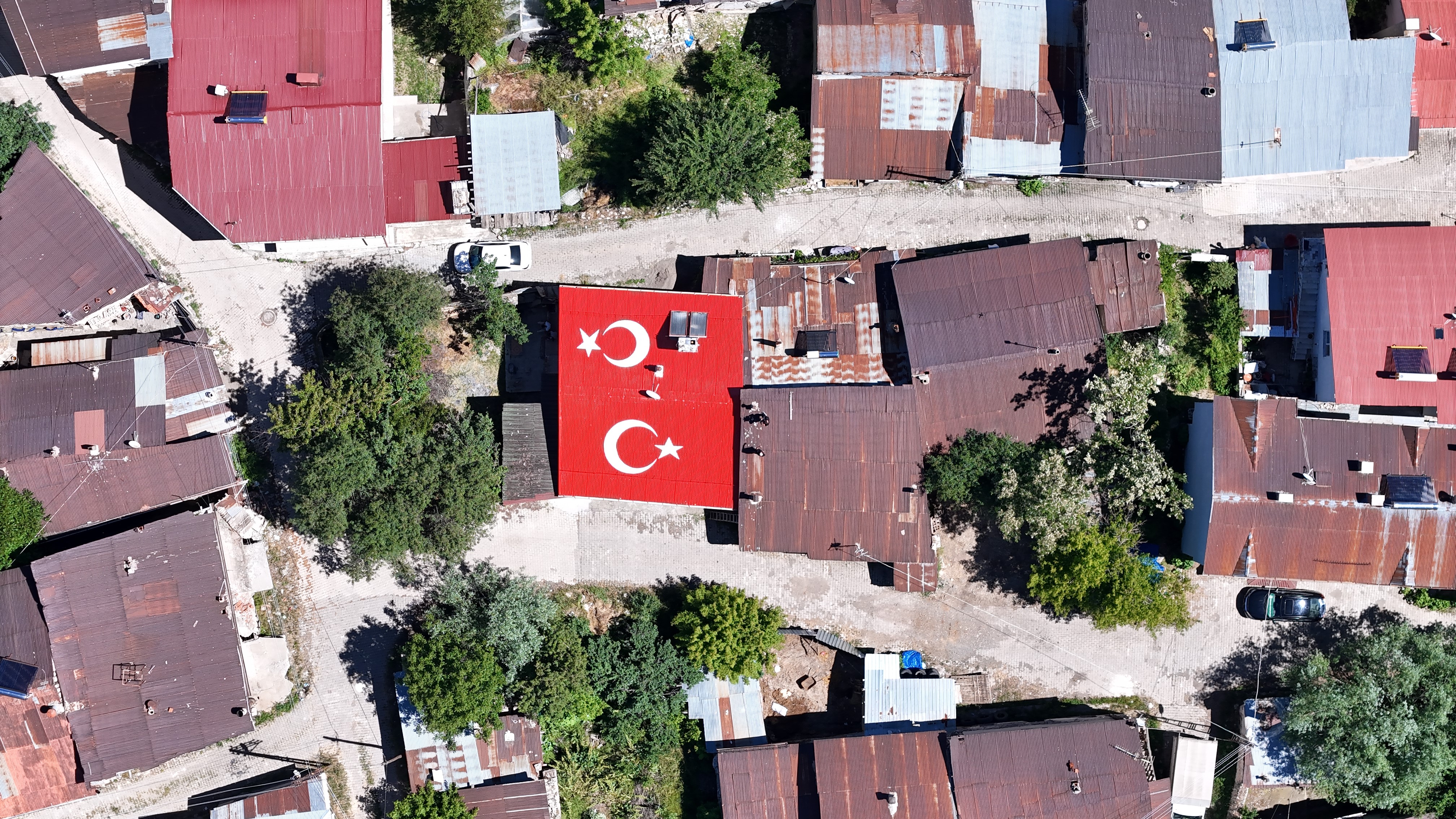Sivas'ta bayraklı ev görenleri hayran bırakıyor
