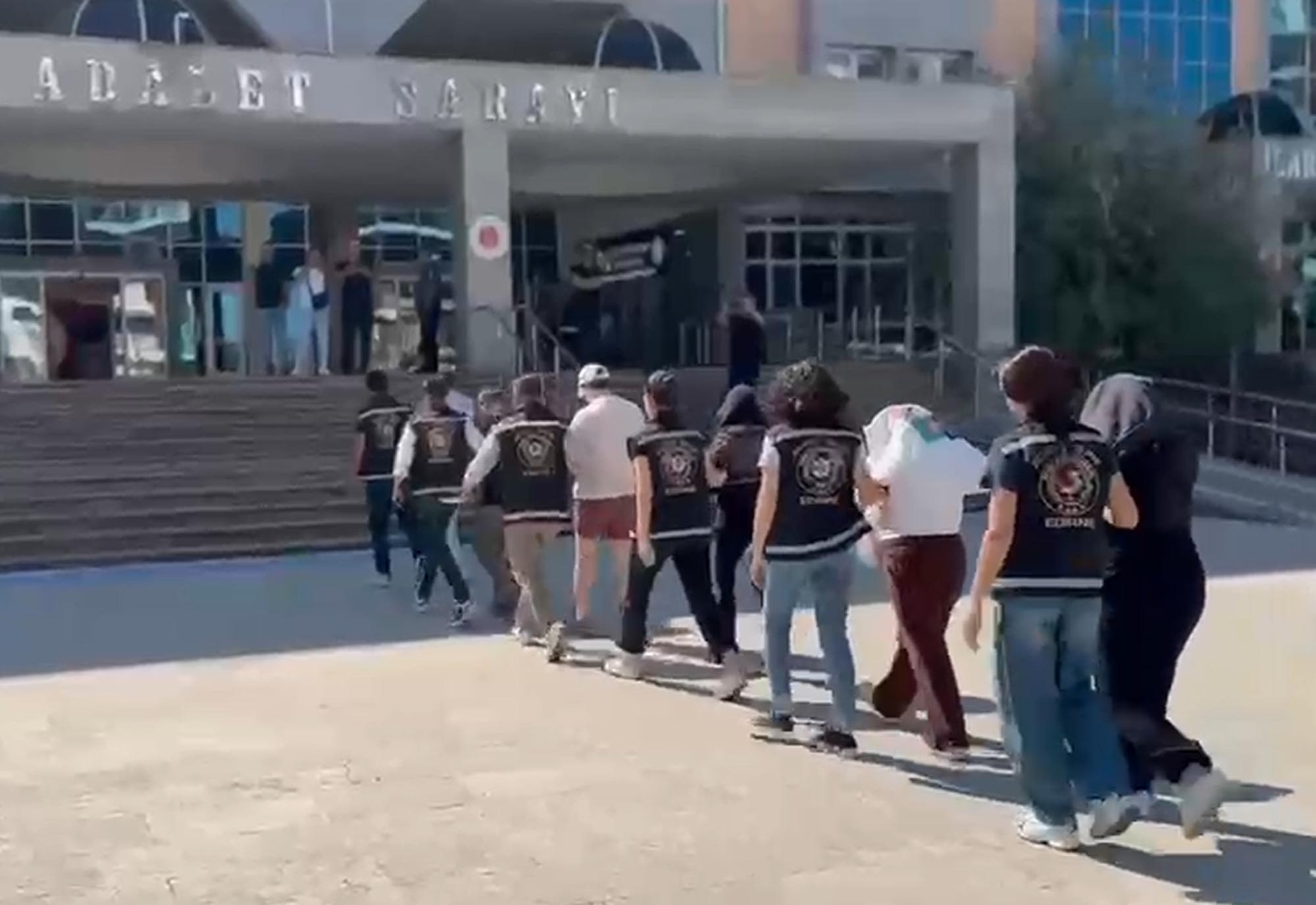 3 ilde fuhuş operasyonu: 6 gözaltı