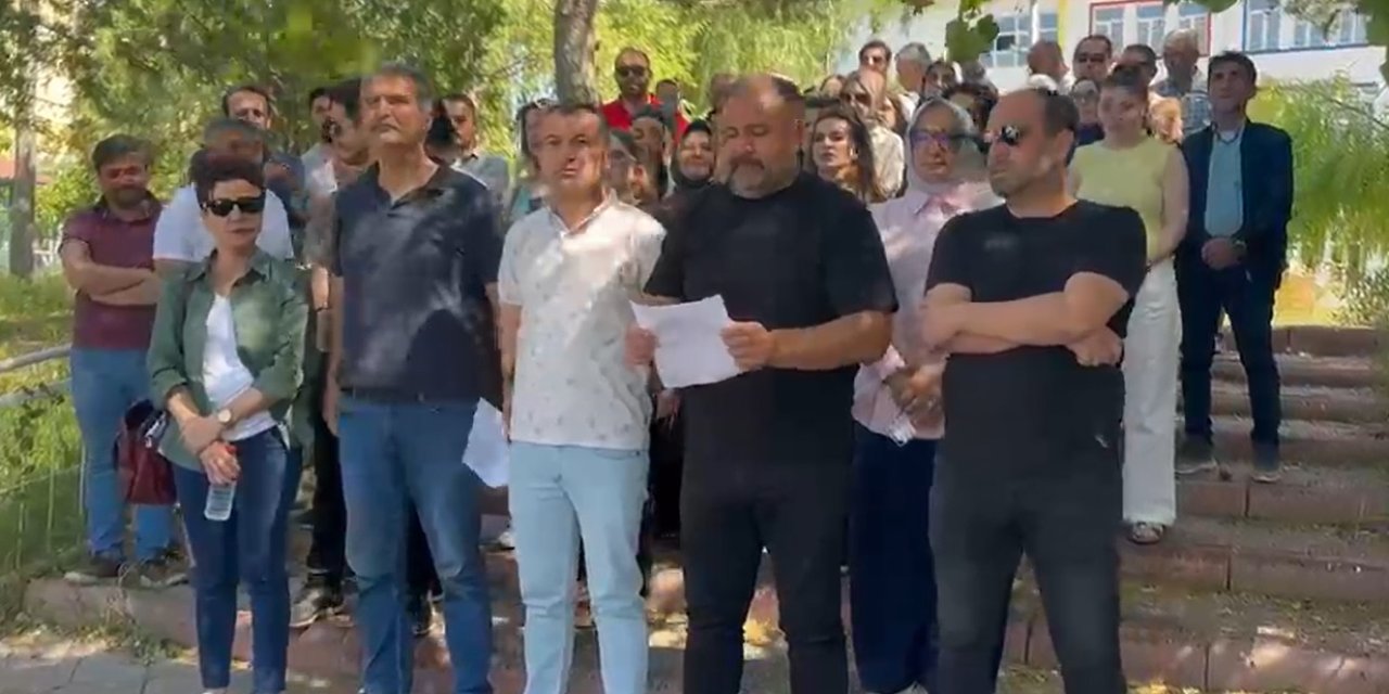 Sivas Cumhuriyet Üniversitesi Vakfı Okulları öğretmenleri ayağa kalktı