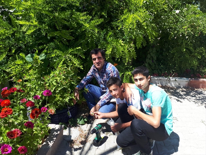 YIKILACAK OKULDAKİ BOTONİK BAHÇELERİNİ ZİYARET EDİYORLAR