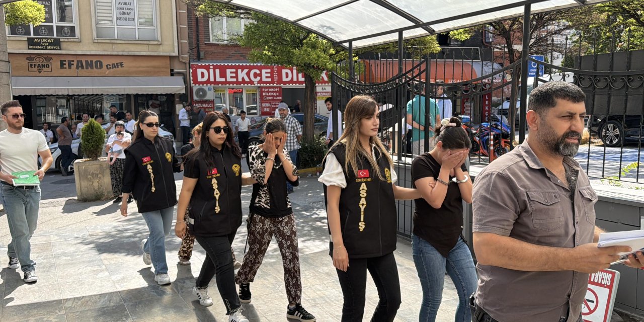 Meyve bıçağıyla kapı açmaya çalışırken yakalandılar