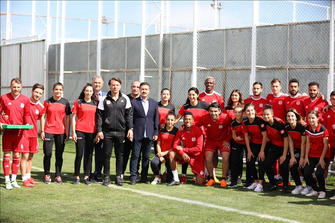 DEMİR GRUP SİVASSPOR´A MORAL ZİYARETİ