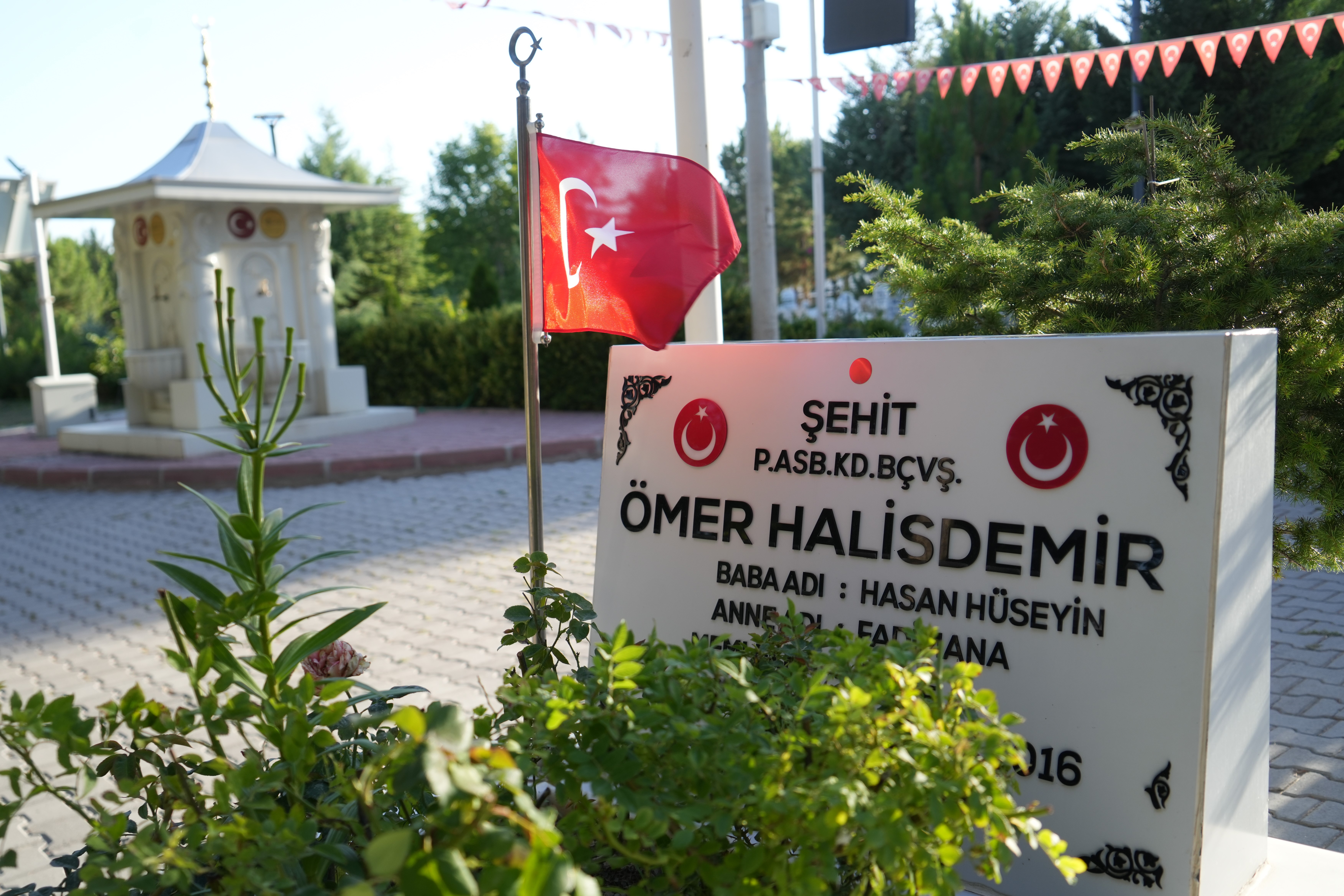 Ömer Halisdemir'in kabri ziyaretçi akınına uğradı