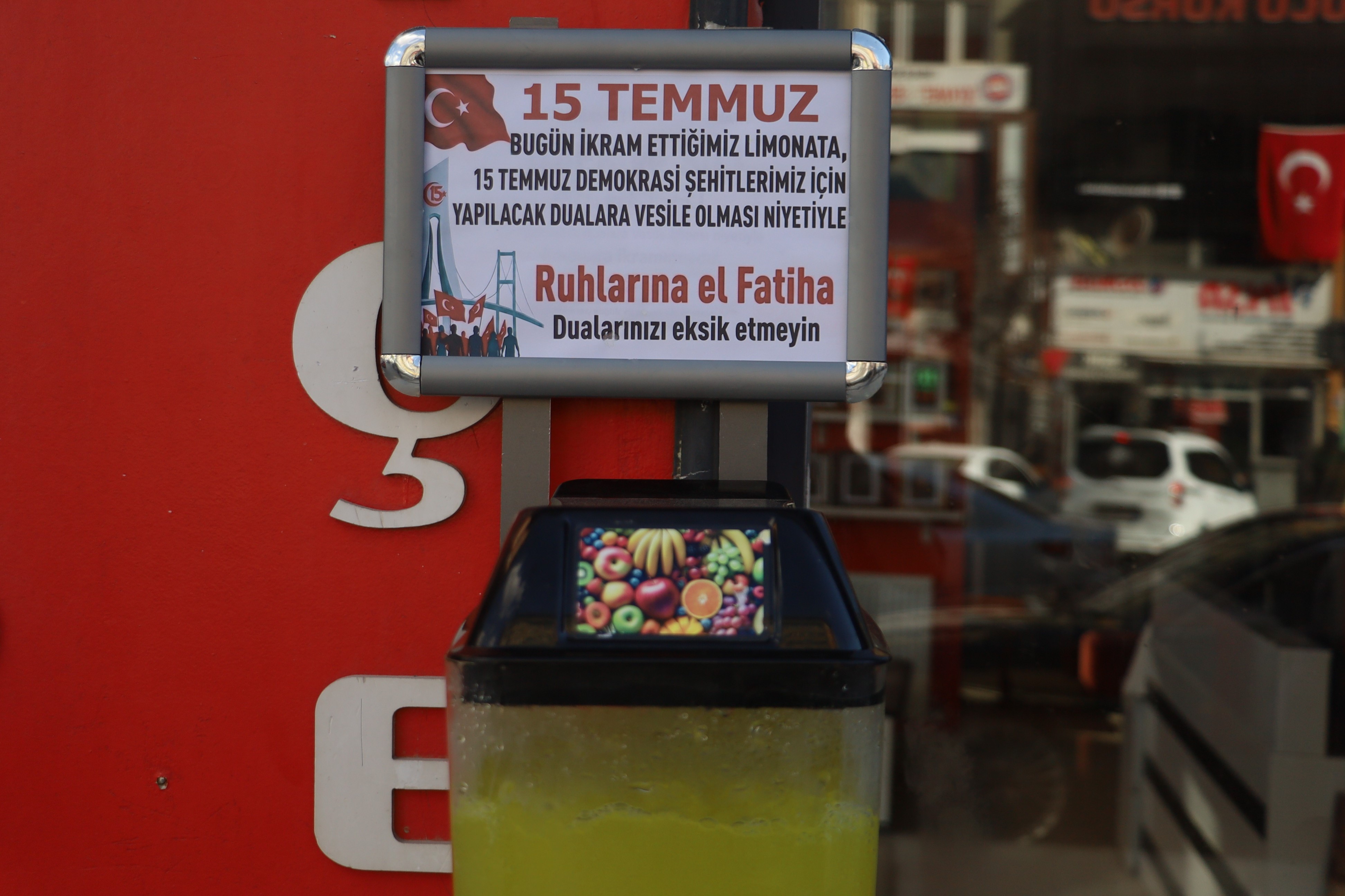 Sivas'ta esnaftan 15 Temmuz şehitleri hayrına limonata ikramı
