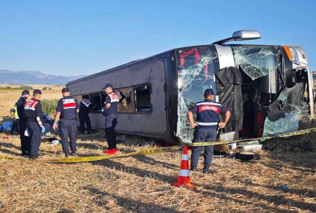 Yolcu otobüsü devrildi: 46 yaralı