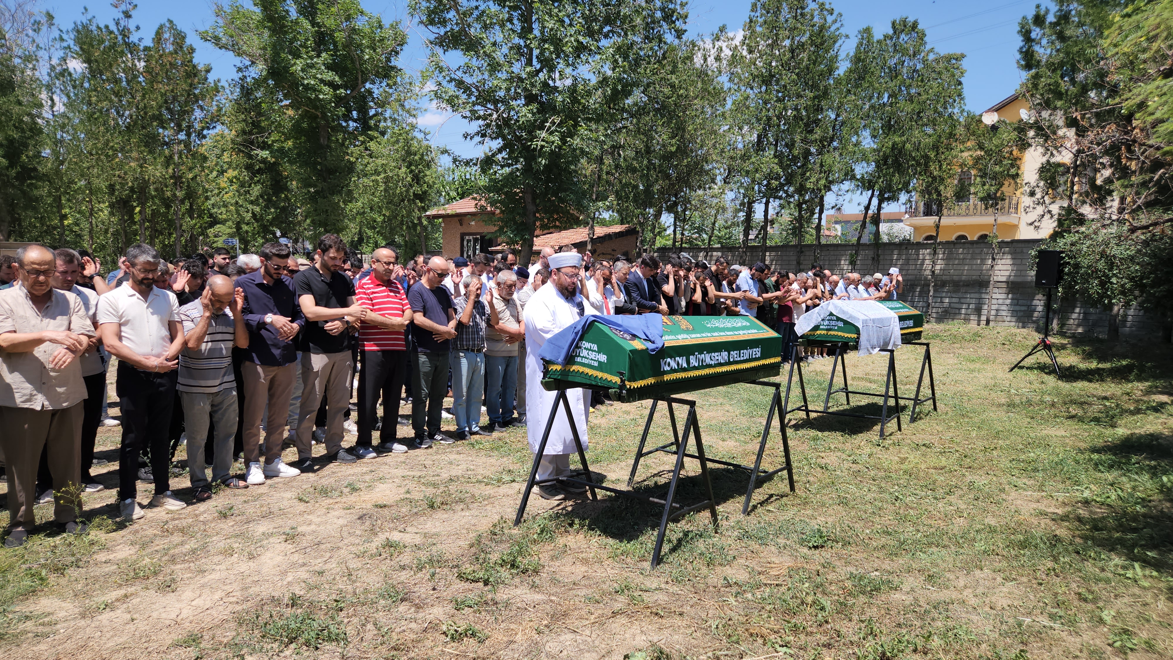 Taksinin çarptığı anne ile kızı toprağa verildi