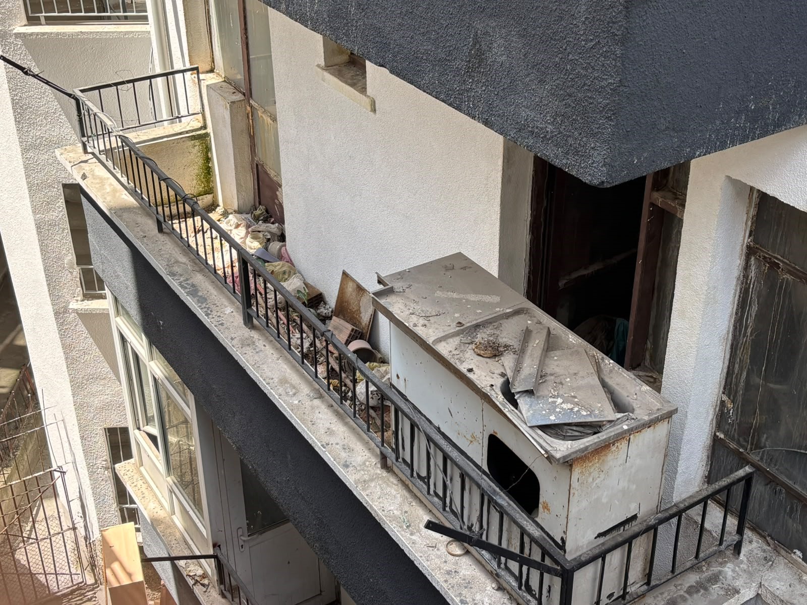 Yaşlı çiftin evinden bir kamyon çöp çıktı