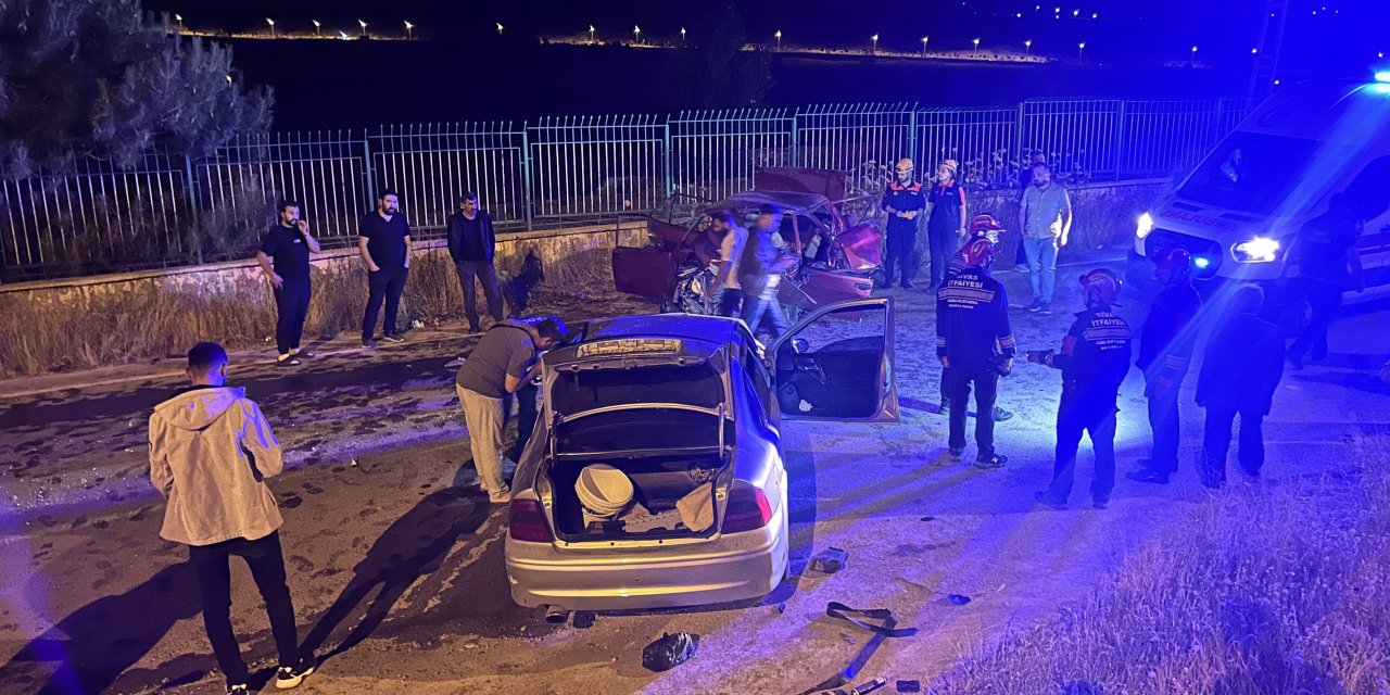 Sivas'ta iki otomobil çarpıştı: 6 yaralı