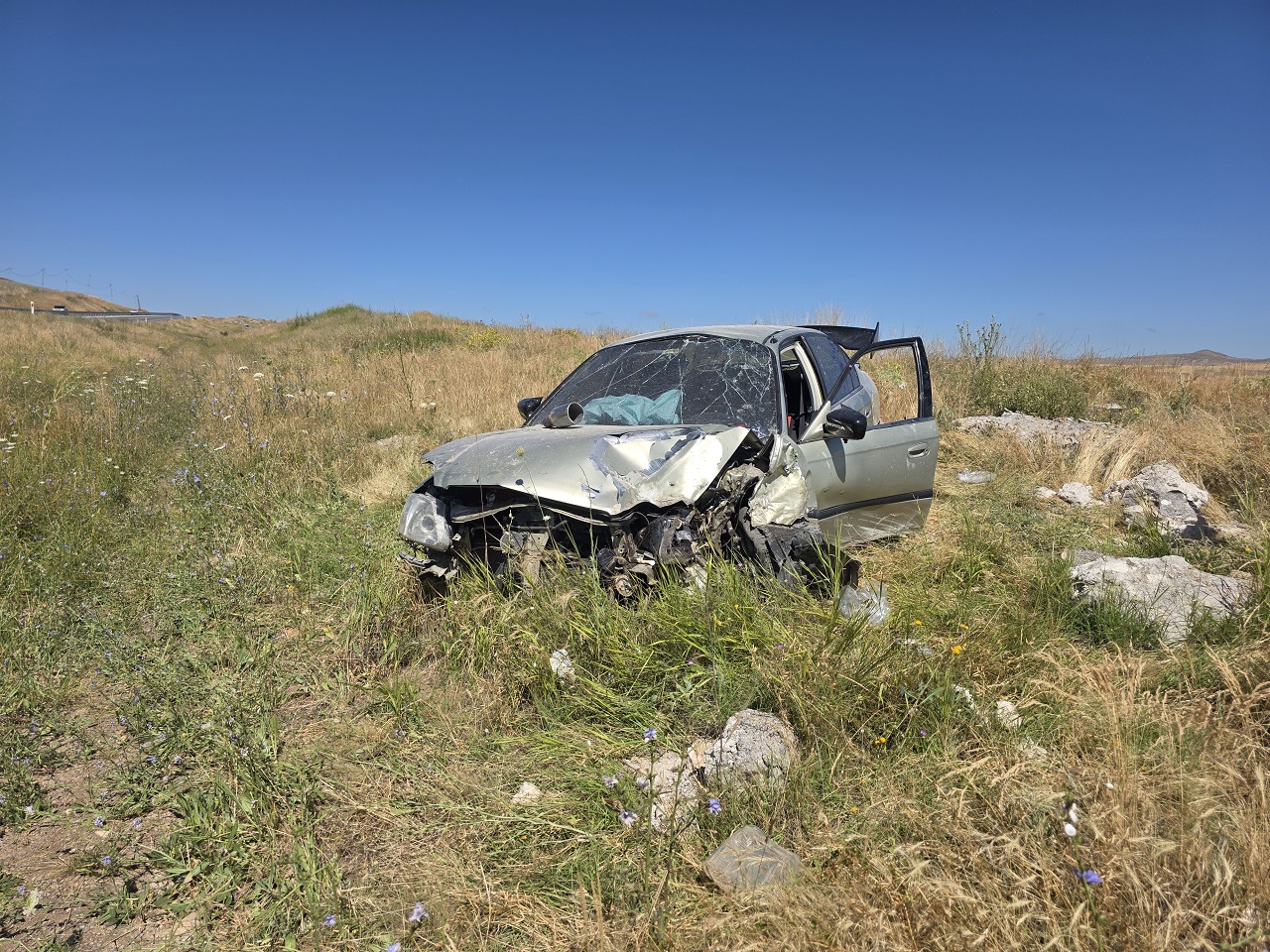 Sivas'ta otomobil şarampole devrildi, yaralılar var