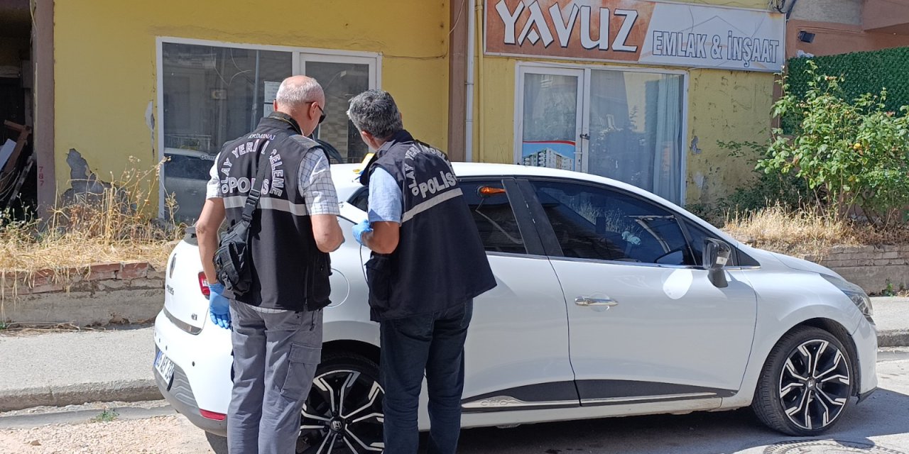 Otomobile yorgun mermi isabet etti