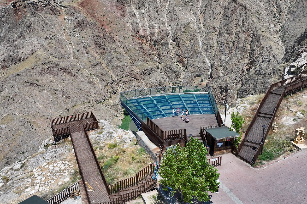 Adrenalin ve manzara Divriği'de buluşuyor